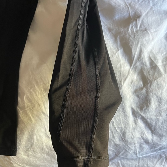 Lululemon Crops size 6 Luxtreme, Mesh 21” inseam - Picture 4 of 4
